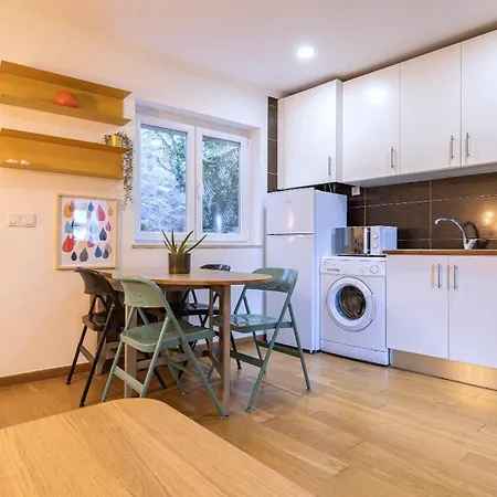 Cute In City Center By Lovelystay Apartment